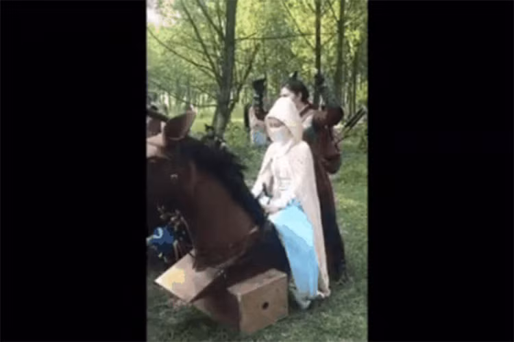 Thông thường, những chú "bảo mã" chỉ có phần đầu để tạo hiệu ứng trước máy quay.