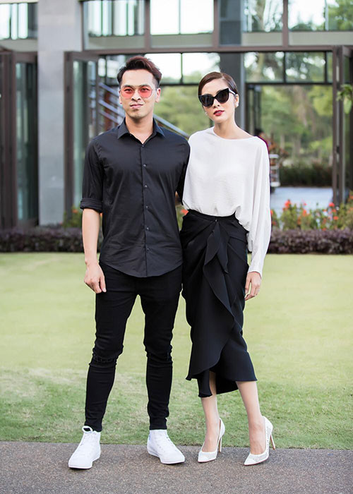 Tăng Thanh Hà tâm sự về người bạn thân: “Anh tui, cái miệng thì quá dữ tợn còn cái tâm chẳng bao giờ thấy nghĩ đến chuyện làm tổn thương ai. Ngày xưa bên nhau suốt, làm gì cũng có nhau, điện thoại sáng trưa chiều tối. Bây giờ mỗi đứa một việc bận chẳng có thời gian ngủ nghỉ. Đi với nhau mấy ngày anh tui vẫn thế, vẫn chăm con em gái như thời nó còn ế, thời nó chưa chồng chưa con, yêu lắm. Số gì mà cực suốt ngày lao đầu vào công việc, làm ơn chăm sóc bản thân mình tí dùm em”.