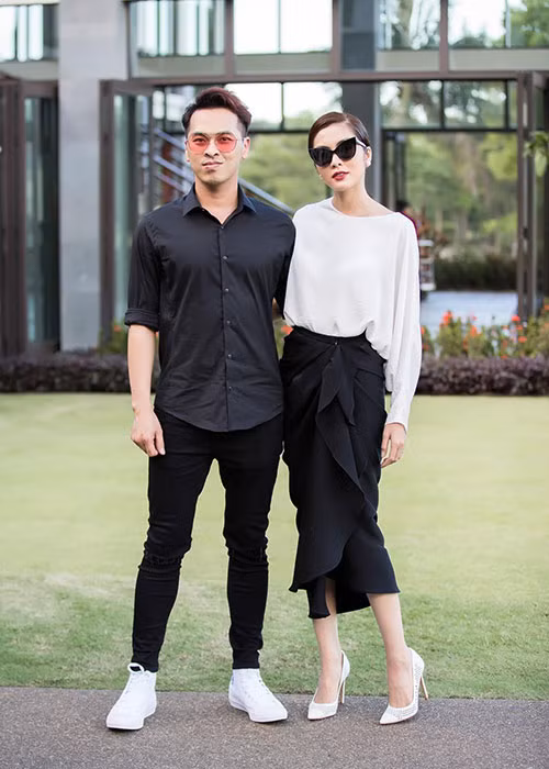 Tăng Thanh Hà tâm sự về người bạn thân: “Anh tui, cái miệng thì quá dữ tợn còn cái tâm chẳng bao giờ thấy nghĩ đến chuyện làm tổn thương ai. Ngày xưa bên nhau suốt, làm gì cũng có nhau, điện thoại sáng trưa chiều tối. Bây giờ mỗi đứa một việc bận chẳng có thời gian ngủ nghỉ. Đi với nhau mấy ngày anh tui vẫn thế, vẫn chăm con em gái như thời nó còn ế, thời nó chưa chồng chưa con, yêu lắm. Số gì mà cực suốt ngày lao đầu vào công việc, làm ơn chăm sóc bản thân mình tí dùm em”.