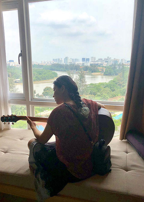 Về phía Thùy Trang, cô lên tiếng ngầm bênh vực chồng. Trên trang cá nhận, bà xã của Phạm Anh Khoa viết: "Bây giờ mới hiểu sao anh lại giận dữ như thế… Mình chỉ mong muốn làm một người tử tế, lắng nghe từ cả hai bên, mà còn cảm thấy tổn thương đến thế khi nhìn thấy sự bóp méo này. Còn anh mang theo bao nhiêu tâm huyết làm nghề vậy mà lại bị bôi nhọ thành những việc tồi tệ".