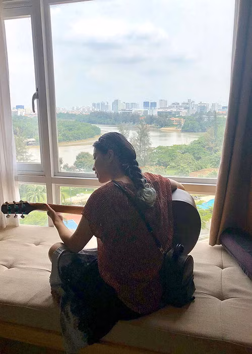 Về phía Thùy Trang, cô lên tiếng ngầm bênh vực chồng. Trên trang cá nhận, bà xã của Phạm Anh Khoa viết: "Bây giờ mới hiểu sao anh lại giận dữ như thế… Mình chỉ mong muốn làm một người tử tế, lắng nghe từ cả hai bên, mà còn cảm thấy tổn thương đến thế khi nhìn thấy sự bóp méo này. Còn anh mang theo bao nhiêu tâm huyết làm nghề vậy mà lại bị bôi nhọ thành những việc tồi tệ".