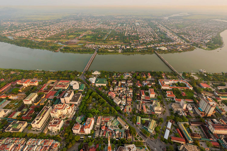 Toàn cảnh 2 bờ sông Hương. Sông chảy quanh các chân núi, xuyên qua các cánh rừng rậm của hệ thực vật nhiệt đới và chảy chậm qua các làng mạc như Kim Long, Nguyệt Biều, Vỹ Dạ, Đông Ba, Gia Hội, chợ Dinh, Nam Phổ, Bao Vinh. Tới đây, du khách được đi thuyền dọc theo dòng sông ngắm cảnh và xem các tiết mục nghệ thuật đậm chất văn hóa Huế.