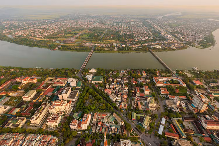 Toàn cảnh 2 bờ sông Hương. Sông chảy quanh các chân núi, xuyên qua các cánh rừng rậm của hệ thực vật nhiệt đới và chảy chậm qua các làng mạc như Kim Long, Nguyệt Biều, Vỹ Dạ, Đông Ba, Gia Hội, chợ Dinh, Nam Phổ, Bao Vinh. Tới đây, du khách được đi thuyền dọc theo dòng sông ngắm cảnh và xem các tiết mục nghệ thuật đậm chất văn hóa Huế.