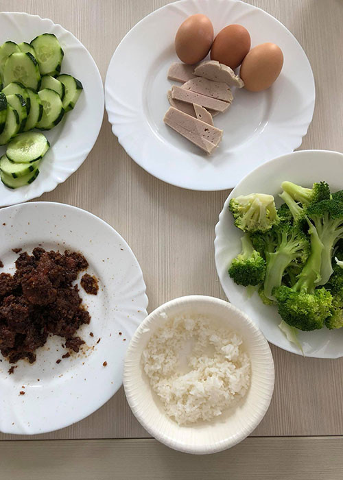 Lý Nhã Kỳ chia sẻ: “Ban đêm thì vay mượn váy áo, thần thái để lên thảm đỏ, còn ban ngày thì đúng là Kỳ nè. Mắm ruốc xào thịt mang qua tận Cannes”.