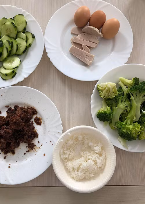 Lý Nhã Kỳ chia sẻ: “Ban đêm thì vay mượn váy áo, thần thái để lên thảm đỏ, còn ban ngày thì đúng là Kỳ nè. Mắm ruốc xào thịt mang qua tận Cannes”.