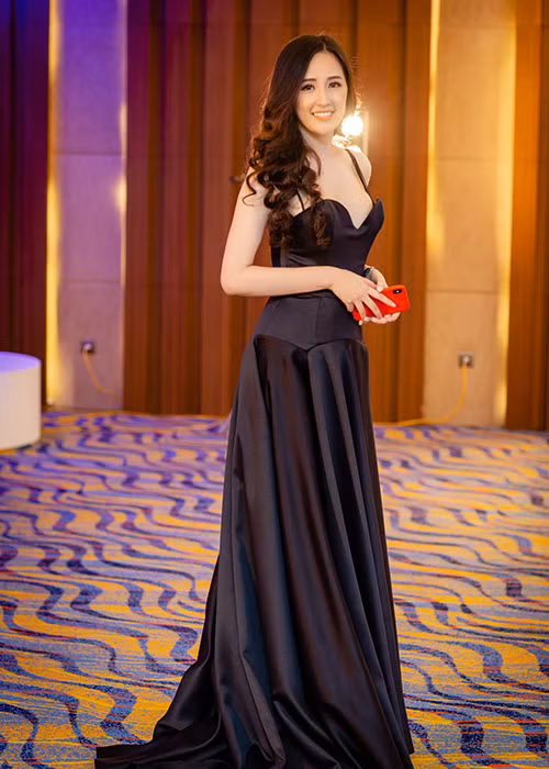 Sau 12 năm đăng quang, Mai Phương Thúy ngày càng xinh đẹp, gợi cảm.