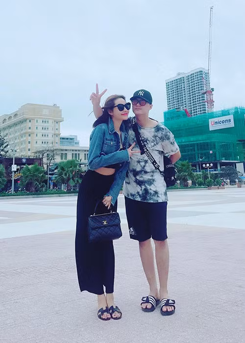 Mặc bị ném đá vì nghi vấn là người thứ ba chen vào hạnh phúc của Lâm Vinh Hải và Lý Phương Châu, Linh Chi vẫn thường xuyên khoe ảnh tình tứ bên bạn trai.