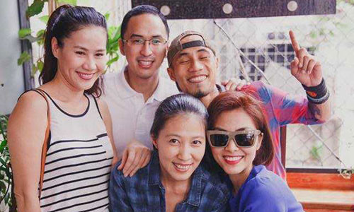 Hà Tăng bên vợ chồng Phạm Anh Khoa. Ảnh: VTC