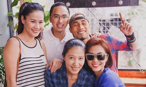 Hà Tăng bên vợ chồng Phạm Anh Khoa. Ảnh: VTC