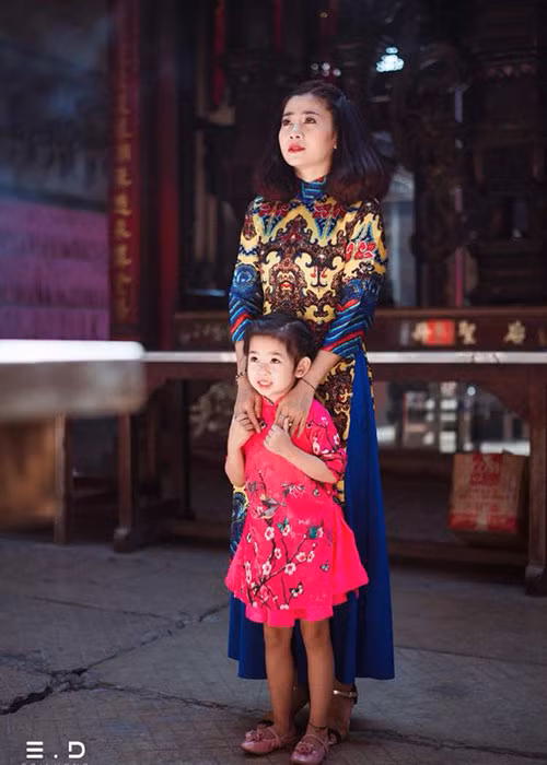 Làm mẹ đơn thân, Mai Phương từng túng thiếu khi mang bầu. Vì không có nguồn thu, cô sống với 1-2 triệu đồng/tháng. Đó là số tiền các sư thầy đưa cho khi sử dụng chiếc xe của cô.