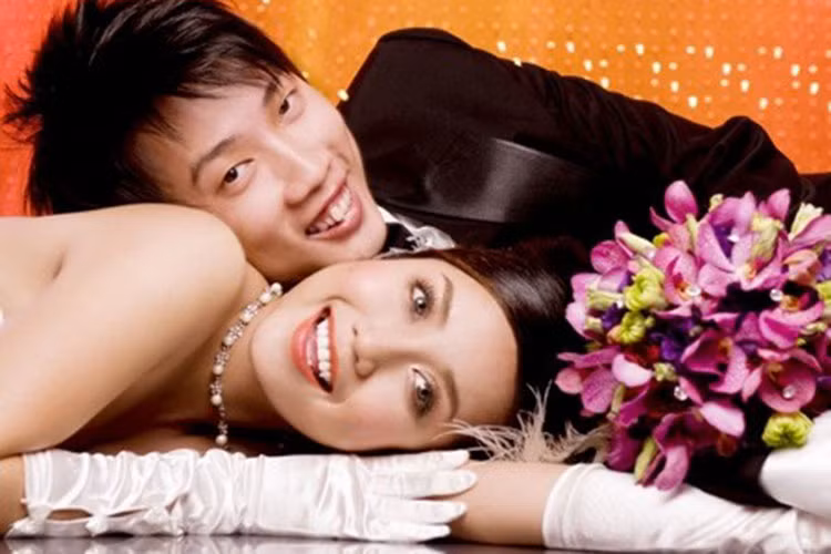 Ốc Thanh Vân và ông xã quen nhau từ thời học trung học phổ thông. Trước đám cưới, cả hai từng chia tay và quen người khác. Tuy nhiên, vì vẫn còn yêu nhau nên cặp đôi đã tái hợp. Ảnh: Thegioidienanh