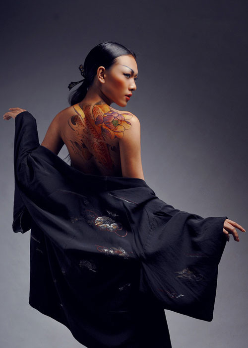 Nữ người mẫu từng được họa sĩ vẽ trên lưng hình cá chép tuyệt đẹp. Ảnh: Khampha