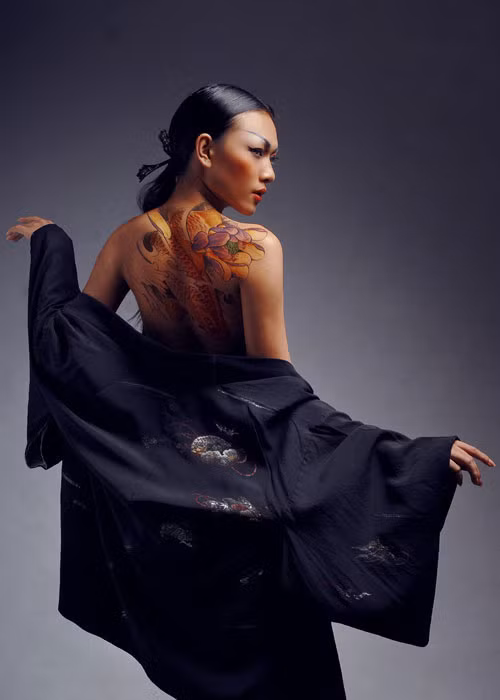 Nữ người mẫu từng được họa sĩ vẽ trên lưng hình cá chép tuyệt đẹp. Ảnh: Khampha