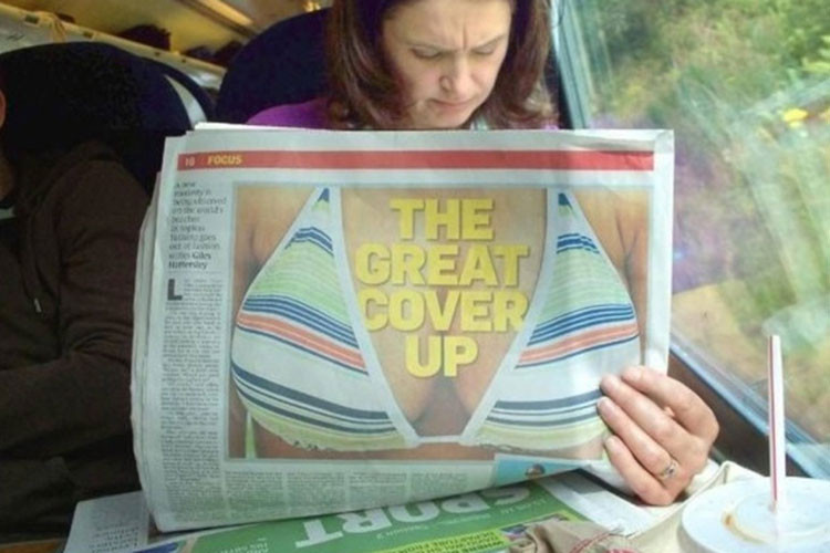 Sao mình đọc báo mà ai cũng nhìn mình cười vậy ta?