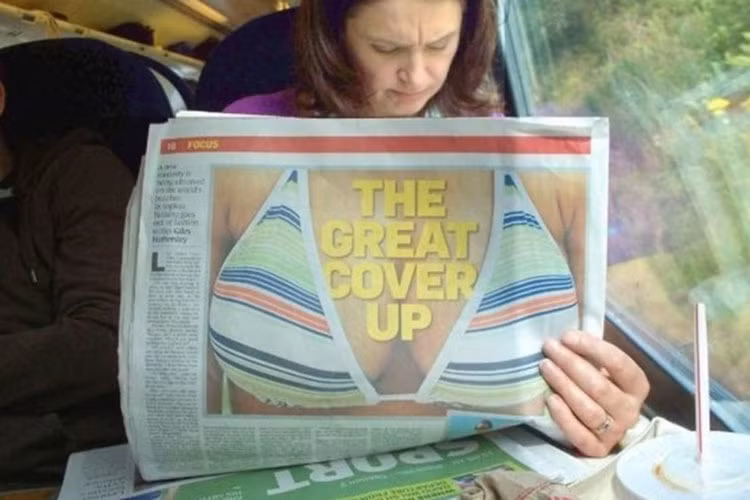 Sao mình đọc báo mà ai cũng nhìn mình cười vậy ta?