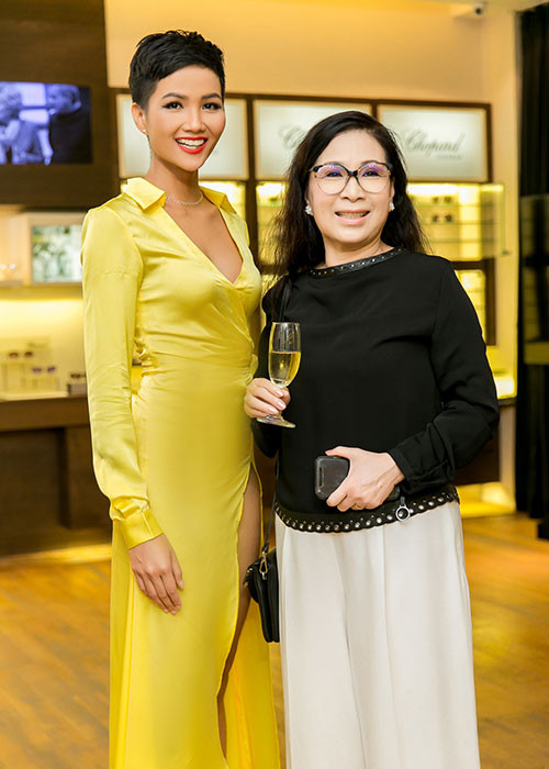 Hình ảnh H’Hen Niê bên nghệ sĩ Kim Xuân tại sự kiện.