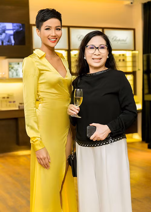 Hình ảnh H’Hen Niê bên nghệ sĩ Kim Xuân tại sự kiện.