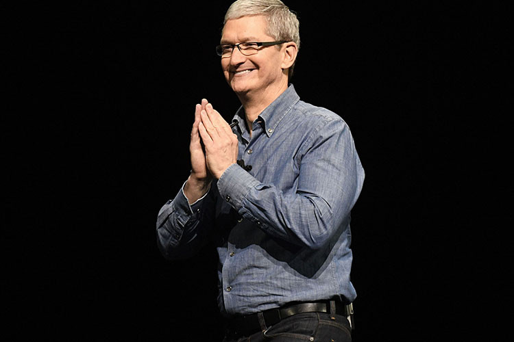 10. Tim Cook, CEO Apple. Xếp hạng trong Top quyền lực: 24. Tim Cook gia nhập Apple từ năm 1998. Ông được chính Steve Jobs mời về làm việc khi đang rất thành công tại Compaq. Dù thường xuyên bị đem ra so sánh với Jobs nhưng không thể phủ nhận dưới thời của Cook, 'Táo khuyết' đã có những bước phát triển đáng kể. Các nhà phân tích dự đoán vốn hóa của Apple sẽ sớm chạm mốc 1.000 tỷ USD trong năm nay.