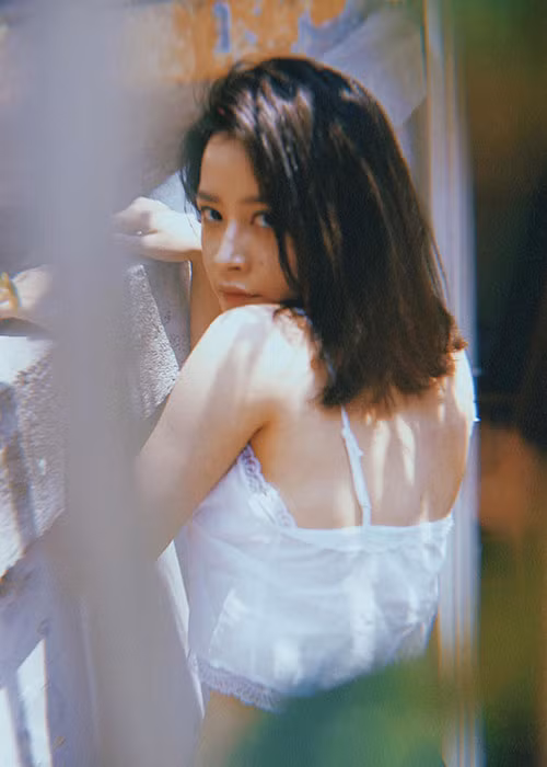 Nữ diễn viên sinh năm 1993 chia sẻ, bộ ảnh của cô được thực hiện theo chủ đề thanh xuân.