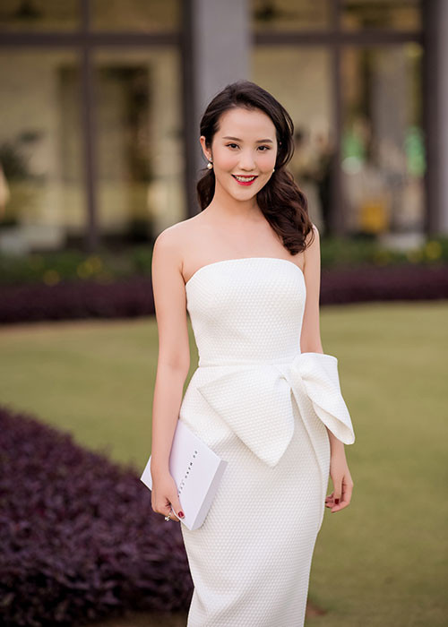 Hot girl Primmy Trương gợi cảm trong thiết kế ôm sát có họa tiết nơ to bản.