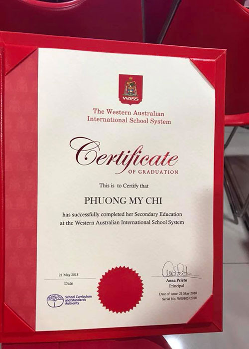 Giọng ca nhí nhận bằng tốt nghiệp và bằng khen của trường sau 4 năm học tập.