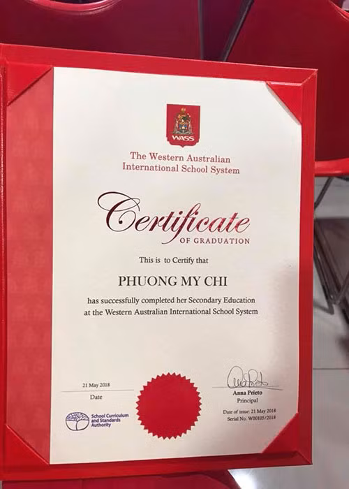 Giọng ca nhí nhận bằng tốt nghiệp và bằng khen của trường sau 4 năm học tập.