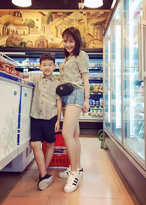 Bảo Thanh “Sống chung với mẹ chồng” diện đồ đôi cùng con trai.