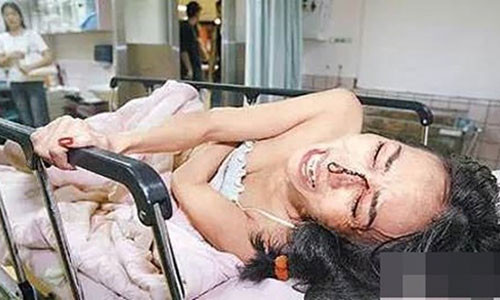 Vì từ chối trả tiền nợ cờ bạc cho Khưu Phẩm Duệ, Hứa Thuần Mỹ bị hắn đánh đến "thân tàn ma dại".