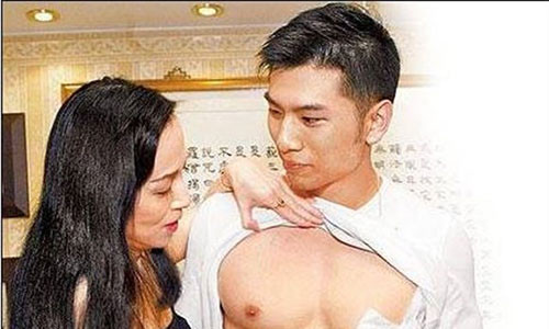 Sau ba cuộc hôn nhân với đại gia, Hứa Thuần Mỹ lao vào cuộc tình với trai trẻ Khưu Phẩm Duệ.