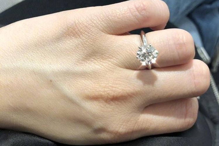 Chung Hân Đồng đã nhận lời cầu hôn của Lại Hoằng Quốc. Ảnh: Weibo