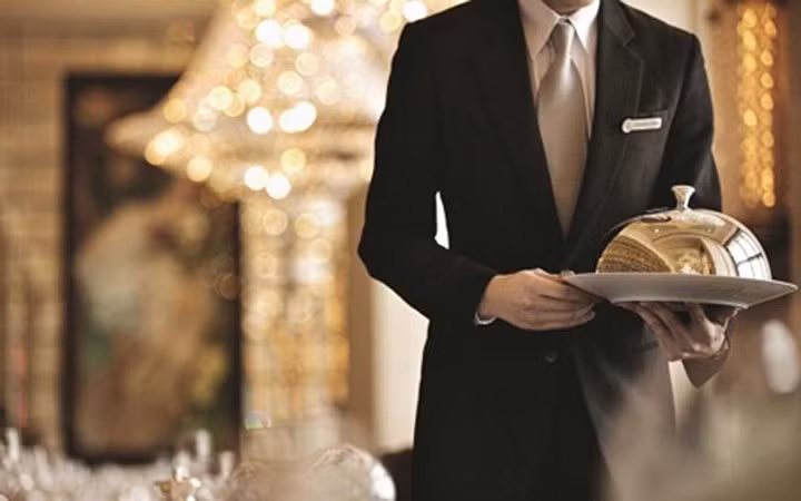 Giới "đại gia" hầu như không tiếc tiền để thưởng thức những món ăn đẳng cấp nhất trong chuyến du lịch. (Ảnh: Toronto Sun)