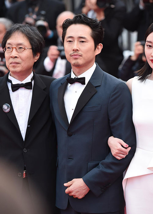 Steven Yeun cũng tham gia diễn xuất trong "Burning". Trên thảm đỏ Cannes, anh khá tiết kiệm nụ cười.