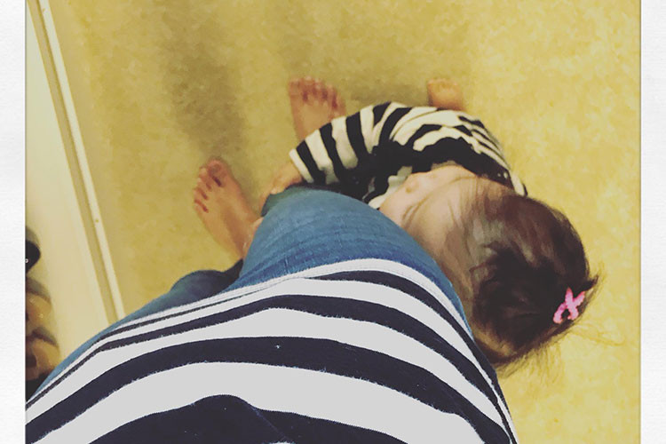 Con gái của cặp đôi sao Việt Lam Trường - Yến Phương rất bám mẹ.