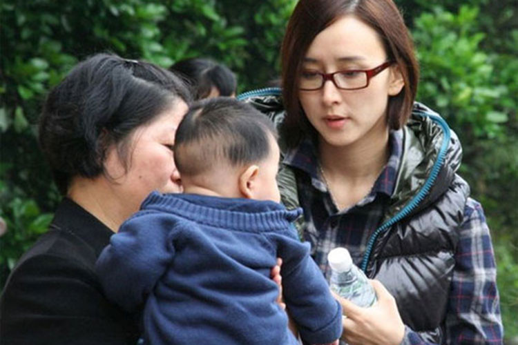 Nữ diễn viên Hoa ngữ Hồ Tịnh cũng được mẹ chồng yêu thương. Theo lời Hồ Tịnh, mẹ chồng thường xuyên xem phim cô đóng, cả hai cũng rất tâm đầu ý hợp.