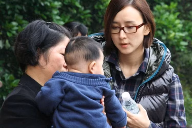 Nữ diễn viên Hoa ngữ Hồ Tịnh cũng được mẹ chồng yêu thương. Theo lời Hồ Tịnh, mẹ chồng thường xuyên xem phim cô đóng, cả hai cũng rất tâm đầu ý hợp.