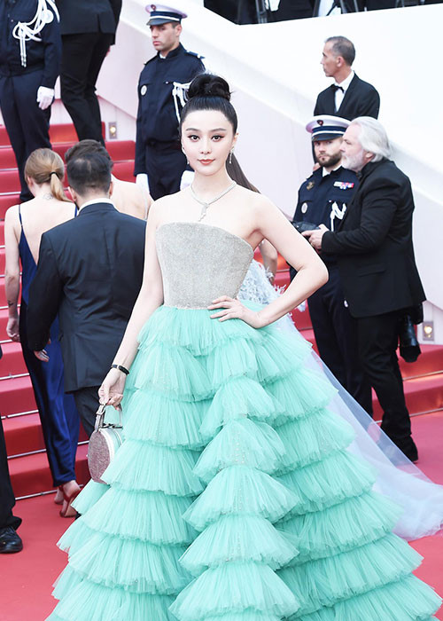 Phạm Băng Băng vừa xuất hiện trên thảm đỏ lễ khai mạc LHP Cannes 2018. Tham dự sự kiện, cô gây chú ý khi diện váy xếp tầng màu xanh.
