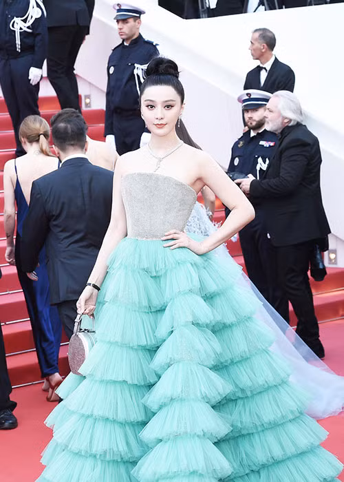 Phạm Băng Băng vừa xuất hiện trên thảm đỏ lễ khai mạc LHP Cannes 2018. Tham dự sự kiện, cô gây chú ý khi diện váy xếp tầng màu xanh.