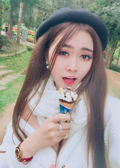 Mẫu nude 19 tuổi Huyền Phương khoe ảnh chụp trong một chuyến du lịch.