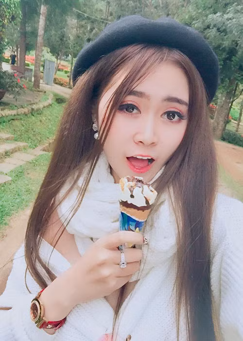 Mẫu nude 19 tuổi Huyền Phương khoe ảnh chụp trong một chuyến du lịch.