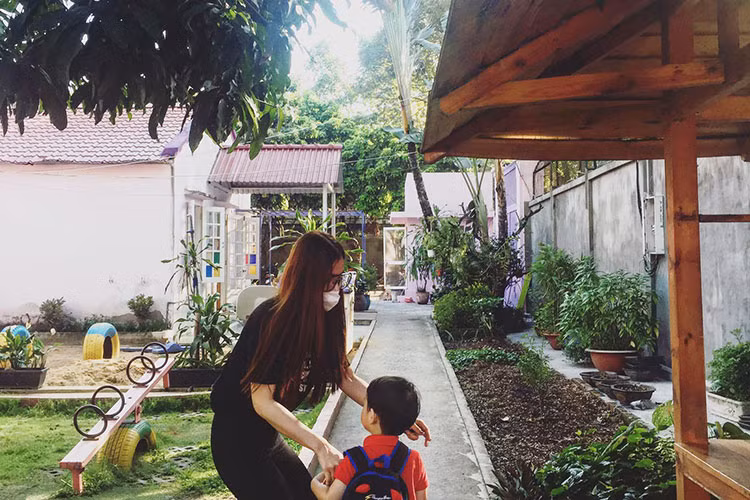 Thu Thủy nhắn nhủ con trai: “Mỗi sáng thức dậy sớm đưa con đi học, được bàn tay bé xíu nhưng rất ấm áp của con trai nắm tay và ôm mẹ, được nhìn thấy con trưởng thành mỗi ngày là niềm hạnh phúc lớn nhất của mẹ. Con trai Henry biết không, con trai phải thật ngoan, thật trưởng thành nha con”.