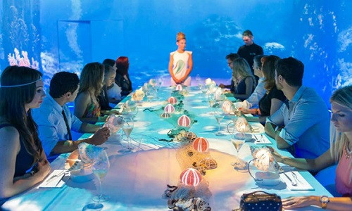 Ăn tối kiểu 3D với giá 2.015 USD tại nhà hàng Sublimotion, thuộc khách sạn Hard Rock ở Ibiza (một hòn đảo ở Địa Trung Hải). (Ảnh: Marie Claire)