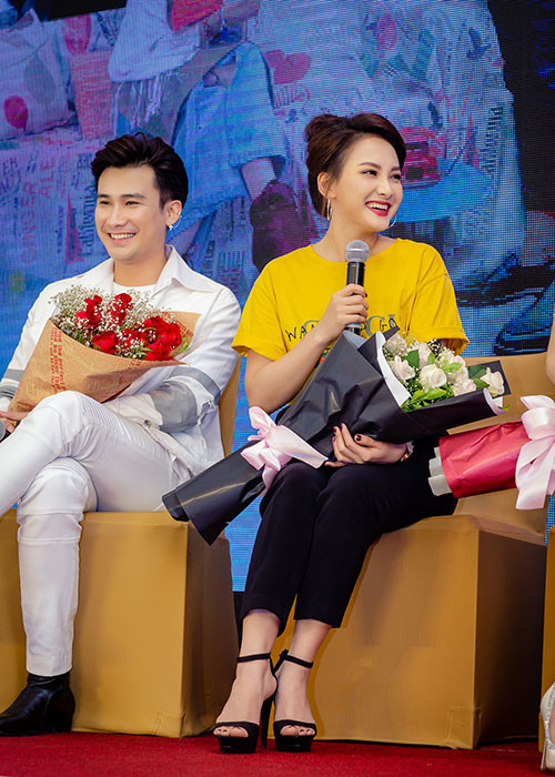 Hình ảnh Bảo Thanh tươi rói trên sân khấu buổi ra mắt phim mới.