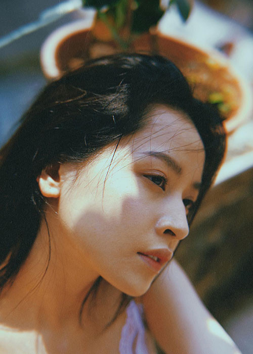 Trước những ồn ào, Chi Pu từ chối đưa ra bình luận. Trong khi đó đại diện của cựu hot girl cho hay bộ ảnh của Chi Pu được thực hiện một cách ngẫu hứng.