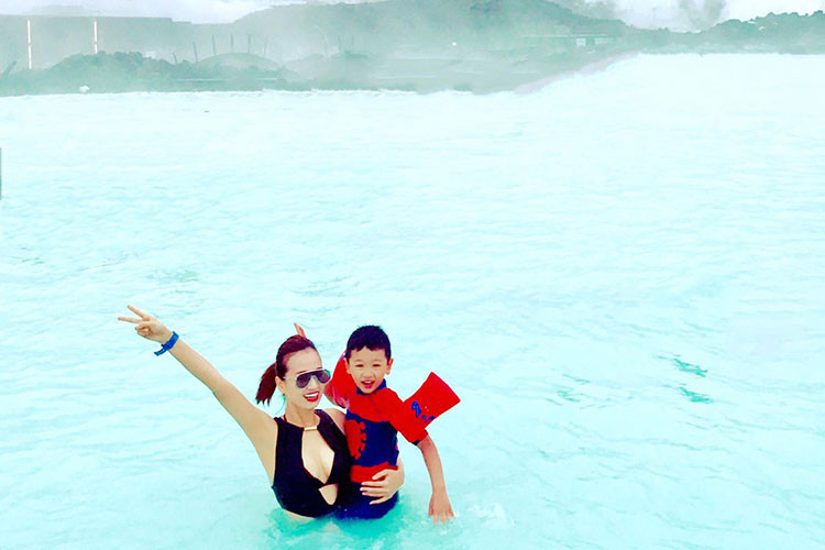 Con trai của Lã Thanh Huyền tận hưởng chuyến du lịch ở Iceland. Đây là đất nước thứ 15 cậu nhóc đặt chân đến.