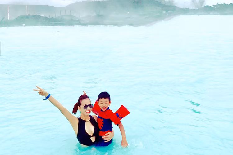 Con trai của Lã Thanh Huyền tận hưởng chuyến du lịch ở Iceland. Đây là đất nước thứ 15 cậu nhóc đặt chân đến.