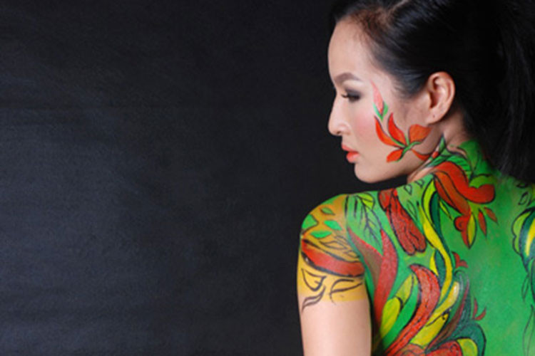 Đức Phạm thường trực tiếp đứng trước khán giả và vẽ thay vì thực hiện tại studio rồi bán ảnh. Ảnh: Danviet