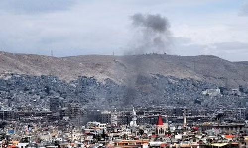 Khói bốc lên tại hiện trường một vụ tấn công bằng tên lửa ở Damascus, Syria ngày 9/5. (Nguồn: THX/TTXVN)