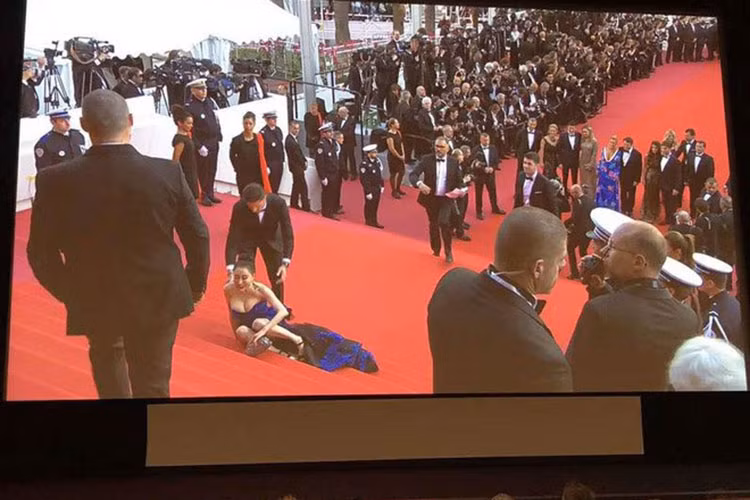 Xuất hiện trên thảm đỏ Cannes 2018, Hình Tiểu Hồng - Hoa hậu Quý bà Trung Quốc không biết vô tình hay cố ý đã ngã sõng soài. Ảnh: Sina