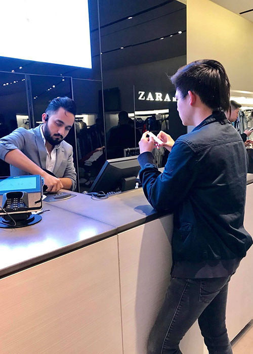 Con trai đầu lòng của Bằng Kiều cùng mẹ đi mua sắm.