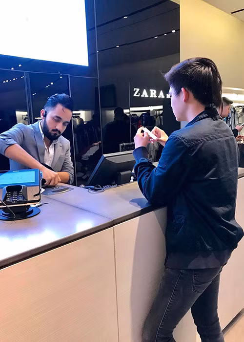 Con trai đầu lòng của Bằng Kiều cùng mẹ đi mua sắm.